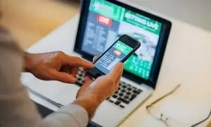 پاکستان میں آن لائن جُوئے کی لت بے قابو، زندگیاں کیسے برباد ہو رہی ہیں؟