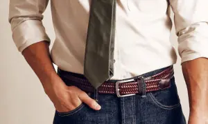 نوجوان جینز اور شارٹس پر ٹائی کیوں پہن رہے ہیں؟