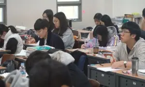 جنوبی کوریا: وہ امتحان جس کے لیے پورا ملک رُک جاتا ہے جنوبی کوریا: وہ امتحان جس کے لیے پورا ملک رُک جاتا ہے