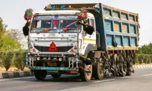 Dumpers, tankers without police-linked trackers banned in Karachi: DIG Traffic Dumpers, tankers without police-linked trackers banned in Karachi: DIG Traffic