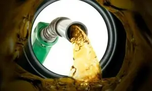 حکومت نے ڈیزل مہنگا کر دیا، پیٹرول کی قیمت برقرار حکومت نے ڈیزل مہنگا کر دیا، پیٹرول کی قیمت برقرار