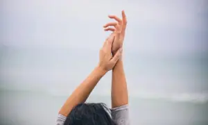 آنکھیں جھپکائیں، ٹھنڈا پانی چھڑکیں: فوری سکون اور راحت پانے کے آسان طریقے آنکھیں جھپکائیں، ٹھنڈا پانی چھڑکیں: فوری سکون اور راحت پانے کے آسان طریقے