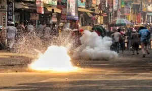 شیخ حسینہ کو سزائے موت کے بعد بنگلہ دیش ہنگاموں کی لپیٹ میں، دیسی ساختہ بم حملے