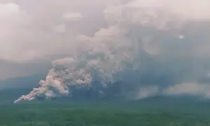 انڈونیشیا میں آتش فشاں پھٹ پڑا، کئی گاؤں راکھ سے ڈھک گئے، رہائشیوں کا انخلا