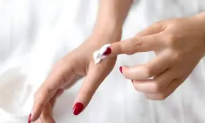 سردیوں میں ہاتھوں کی خشکی سے نجات کا آسان اور مؤثر طریقہ