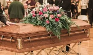 چتا جلانے سے قبل خاتون تابوت سے زندہ نکل آئی