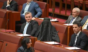 آسٹریلیا میں برقع پہن کر احتجاج کرنے والی انتہا پسند خاتون سیاستدان سینیٹ سے معطل