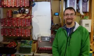 لوڈ شیڈنگ سے آزاد! لیپ ٹاپ بیٹریز سے 8 سال تک گھر کو روشن رکھنے والا شخص لوڈ شیڈنگ سے آزاد! لیپ ٹاپ بیٹریز سے 8 سال تک گھر کو روشن رکھنے والا شخص