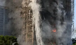 ہانگ کانگ کی آگ نے بانس کے ڈھانچوں اور پلاسٹک شیٹس کے استعمال پر سوالات کھڑے کر دیے