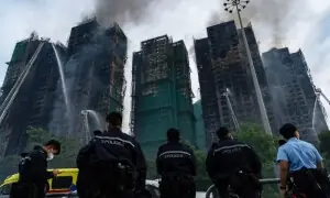 ہانگ کانگ میں رہائشی عمارتوں میں لگی آگ بجھائی نہ جاسکی، 65 ہلاکتیں، 300 افراد لاپتہ