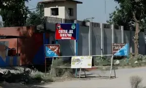 ممکنہ خطرات کے پیش نظر اڈیالہ جیل کی بیرونی سیکیورٹی ہائی الرٹ، 5 پکٹس پر پولیس نفری تعینات ممکنہ خطرات کے پیش نظر اڈیالہ جیل کی بیرونی سیکیورٹی ہائی الرٹ، 5 پکٹس پر پولیس نفری تعینات