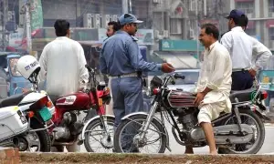 پنجاب: 48 گھنٹوں میں 7 کروڑ روپے سے زائد کے ٹریفک چالان پنجاب: 48 گھنٹوں میں 7 کروڑ روپے سے زائد کے ٹریفک چالان