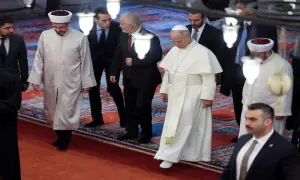 Pope removes shoes but doesn’t pray on visit to Istanbul’s Blue Mosque