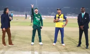 سہ ملکی سیریز کا فائنل: پاکستان کا سری لنکا کے خلاف ٹاس جیت کر فیلڈنگ کا فیصلہ سہ ملکی سیریز کا فائنل: پاکستان کا سری لنکا کے خلاف ٹاس جیت کر فیلڈنگ کا فیصلہ