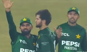 ٹرائی سیریز فائنل: امپائر کے غلط فیصلے پر پاکستانی کھلاڑیوں کی تھرڈ امپائر سے طنزیہ اپیل ٹرائی سیریز فائنل: امپائر کے غلط فیصلے پر پاکستانی کھلاڑیوں کی تھرڈ امپائر سے طنزیہ اپیل