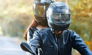سردیوں میں موٹر سائیکل پر سفر مشکل؟ سرد ہواؤں سے بچنے کے دلچسپ طریقے