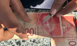 غزہ میں لوگ پھٹے نوٹ کیوں جوڑ رہے ہیں؟