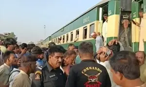 کراچی ایکسپریس بڑے حادثے سے بال بال بچ گئی