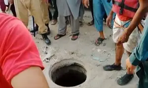 کراچی: کھلے گٹر میں ایک اور بچی کے گرنے کی ویڈیو وائرل