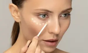 سردیوں میں ’نو میک اپ‘ لُک کے لیے بہترین کنسیلرز