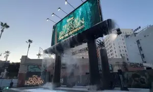 ہالی ووڈ میں پانی سے بھرا حیرت انگیز بل بورڈ لوگوں کی توجہ کا مرکز بن گیا ہالی ووڈ میں پانی سے بھرا حیرت انگیز بل بورڈ لوگوں کی توجہ کا مرکز بن گیا