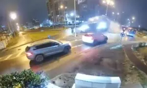 تیز رفتار کار کو حادثہ، مرسڈیز اُڑتی ہوئی دو گاڑیوں کے اوپر سے گزر گئی، ویڈیو وائرل تیز رفتار کار کو حادثہ، مرسڈیز اُڑتی ہوئی دو گاڑیوں کے اوپر سے گزر گئی، ویڈیو وائرل