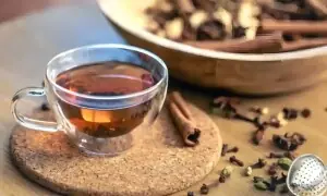 سردیوں میں چائے میں لونگ ڈالنے کی 4 وجوہات سردیوں میں چائے میں لونگ ڈالنے کی 4 وجوہات