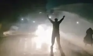 پولیس کا عمران خان کی بہنوں پر واٹر کینن کا استعمال، دھرنا ختم، متعدد کارکن گرفتار