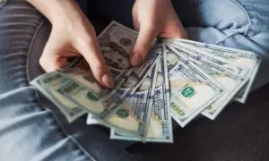 کم از کم تنخواہ ایک ہزار ڈالر کرنے کی درخواست ناقابلِ سماعت قرار کم از کم تنخواہ ایک ہزار ڈالر کرنے کی درخواست ناقابلِ سماعت قرار