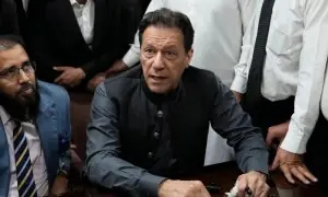 ’حکومت کا عمران خان کو دوسری جیل منتقل کرنے پر غور‘