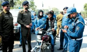 پنجاب میں ٹریفک قوانین سخت: کم عمر ڈرائیونگ پر قید و جرمانے کی تجویز