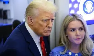 ’خوبصورت چہرہ ، مشین گن جیسے ہونٹ‘: ٹرمپ کی اپنی پریس سیکریٹری کی انوکھی تعریف