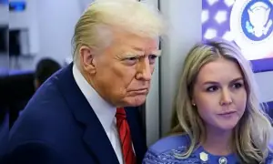 ’خوبصورت چہرہ، مشین گن جیسے ہونٹ‘: ٹرمپ کی اپنی پریس سیکریٹری کی انوکھی تعریف ’خوبصورت چہرہ، مشین گن جیسے ہونٹ‘: ٹرمپ کی اپنی پریس سیکریٹری کی انوکھی تعریف