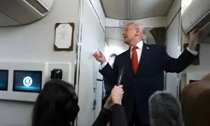 اندر کون ہے نکلو باہر! ٹرمپ کی جہاز کے بیت الخلا کے دروزے پر مزاحیہ انداز میں دستک اندر کون ہے نکلو باہر! ٹرمپ کی جہاز کے بیت الخلا کے دروزے پر مزاحیہ انداز میں دستک