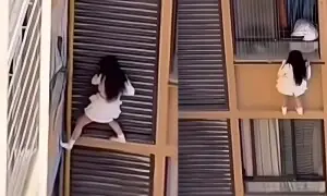 آشنا کی بیوی سے بچنے کیلئے خاتون 10ویں منزل کی بالکونی سے لٹک گئی آشنا کی بیوی سے بچنے کیلئے خاتون 10ویں منزل کی بالکونی سے لٹک گئی