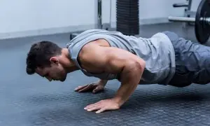 پش اپ میں کی جانے والی بڑی غلطیاں، جو انہیں بے فائدہ بنا دیتی ہیں پش اپ میں کی جانے والی بڑی غلطیاں، جو انہیں بے فائدہ بنا دیتی ہیں