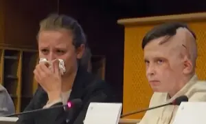 یوکرینی بچے کی دردناک کہانی سن کر مترجم آبدیدہ یوکرینی بچے کی دردناک کہانی سن کر مترجم آبدیدہ