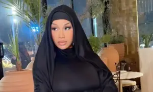 امریکی ریپر کارڈی بی کے سعودی عرب میں حجابی لُک سے مداح حیران امریکی ریپر کارڈی بی کے سعودی عرب میں حجابی لُک سے مداح حیران