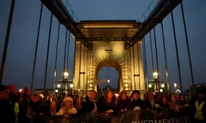 ہنگری کے حراستی مرکز میں بچے سے جنسی زیادتی، ہزاروں افراد کا احتجاج، 7 ملزمان گرفتار ہنگری کے حراستی مرکز میں بچے سے جنسی زیادتی، ہزاروں افراد کا احتجاج، 7 ملزمان گرفتار