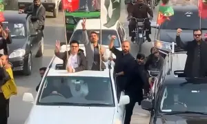 پی ٹی آئی جلسہ: کارکن لانے میں ناکامی پر شوکاز نوٹس، عہدیداروں نے استعفے پیش کردیے پی ٹی آئی جلسہ: کارکن لانے میں ناکامی پر شوکاز نوٹس، عہدیداروں نے استعفے پیش کردیے