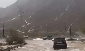 یو اے ای میں موسلا دھار بارش سے ریگستانی پہاڑ آبشاروں میں تبدیل یو اے ای میں موسلا دھار بارش سے ریگستانی پہاڑ آبشاروں میں تبدیل
