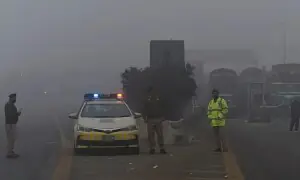 دھند کے باعث موٹرویز بند، بارش اور برفباری کا امکان دھند کے باعث موٹرویز بند، بارش اور برفباری کا امکان