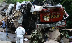 کولمبیا: اسکول بس پہاڑ سے نیچے جاگری، 16 سے زائد افراد ہلاک، 20 زخمی کولمبیا: اسکول بس پہاڑ سے نیچے جاگری، 16 سے زائد افراد ہلاک، 20 زخمی