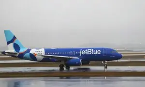 مسافر طیارہ اور امریکی فضائیہ کا جنگی جہاز فضا میں ٹکرانے سے بال بال بچ گئے مسافر طیارہ اور امریکی فضائیہ کا جنگی جہاز فضا میں ٹکرانے سے بال بال بچ گئے