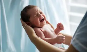 پیدا ہونے کے فوراً بعد بچہ روتا کیوں ہے، ہنستا کیوں نہیں؟ پیدا ہونے کے فوراً بعد بچہ روتا کیوں ہے، ہنستا کیوں نہیں؟