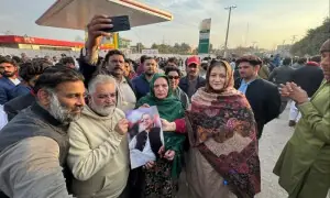 اڈیالہ جیل: عمران خان کی بہنوں نے ملاقات کی اجازت نہ ملنے پر دھرنا دے دیا اڈیالہ جیل: عمران خان کی بہنوں نے ملاقات کی اجازت نہ ملنے پر دھرنا دے دیا