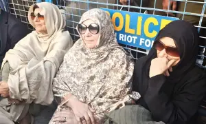 اڈیالہ جیل: عمران خان کی بہنوں نے ملاقات کی اجازت نہ ملنے پر دھرنا دے دیا اڈیالہ جیل: عمران خان کی بہنوں نے ملاقات کی اجازت نہ ملنے پر دھرنا دے دیا