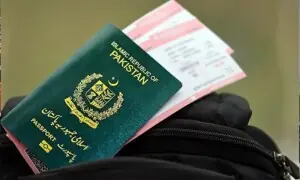 کراچی ایئرپورٹ پر مسافر کا پاسپورٹ پھاڑنے کا معاملہ حل کیسے ہوا؟ کراچی ایئرپورٹ پر مسافر کا پاسپورٹ پھاڑنے کا معاملہ حل کیسے ہوا؟