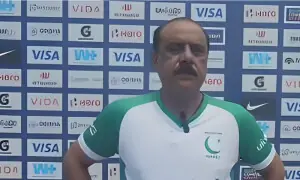 منیجر پاکستان ہاکی ٹیم انجم سعید مبینہ سگریٹ نوشی پرجہاز سے آف لوڈ