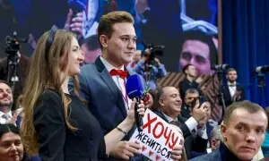 پیوٹن کی لائیو پریس کانفرنس میں روسی صحافی کی گرل فرینڈ کو شادی کی پیشکش پیوٹن کی لائیو پریس کانفرنس میں روسی صحافی کی گرل فرینڈ کو شادی کی پیشکش